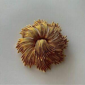 Celebrity Cordelia Vintage Gold Tone Large Sunburst Brooch Pin